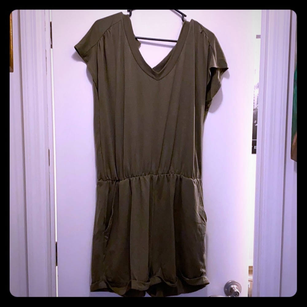 Army green jumper with pockets